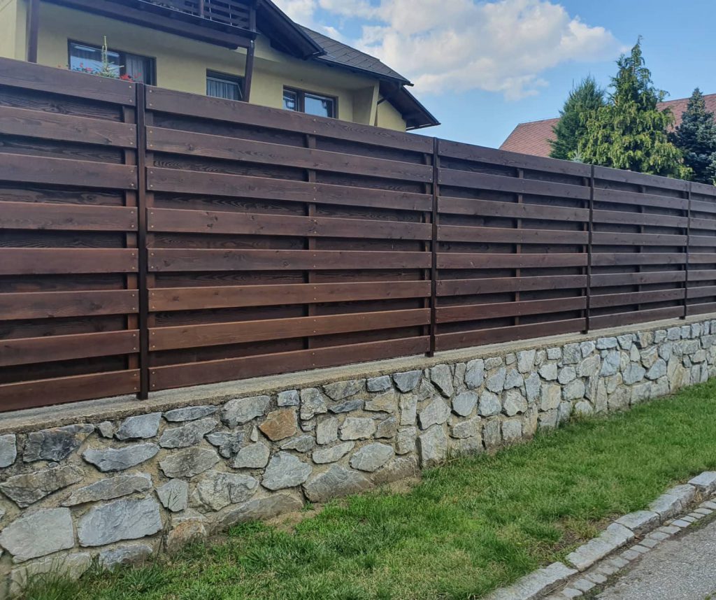 Pila Šindler Czech Republic - We provide carpentry and joinery work to order. We will implement for you, for example, the construction of a roof truss, pergola, covered garage parking, we will make an outdoor fence, wooden benches and tables, outdoor boxes or, for example, wooden children's play elements for your garden.
