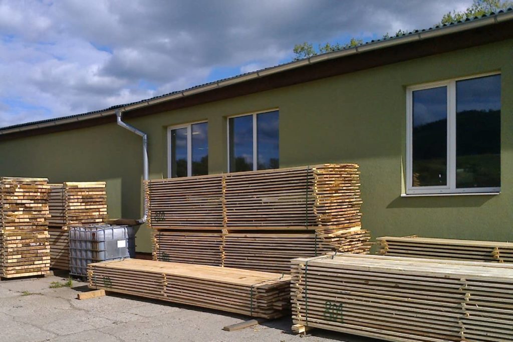 Sawmill Šindler Czech Republic - we produce construction lumber in lengths from 2 meters up to above-standard 13 meters. Also carpentry lumber, fuel lumber, pallet blanks and more.